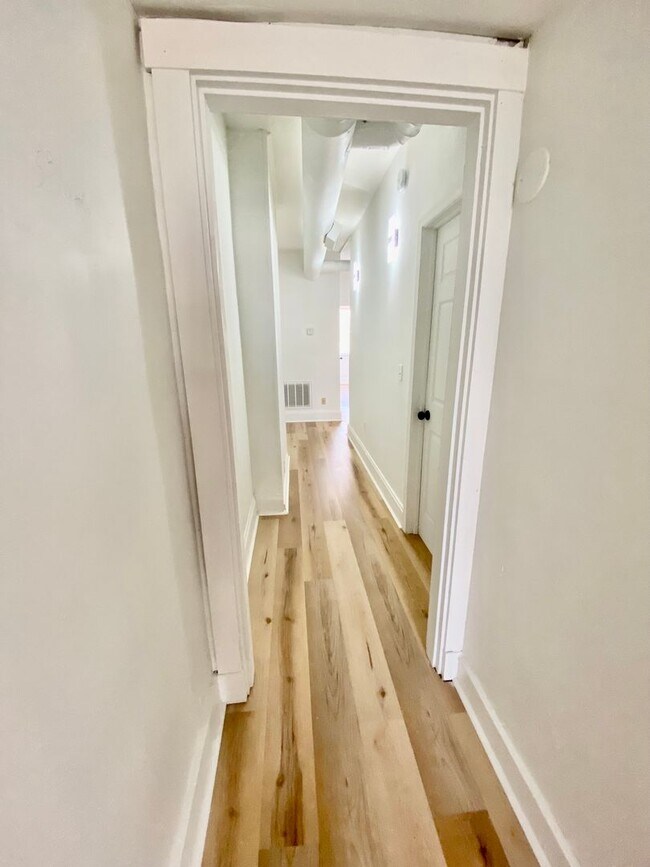 Building Photo - 6 Bed/2 Bath w/Ample Parking Mins. from UC $750/pp ($4500/mo)!