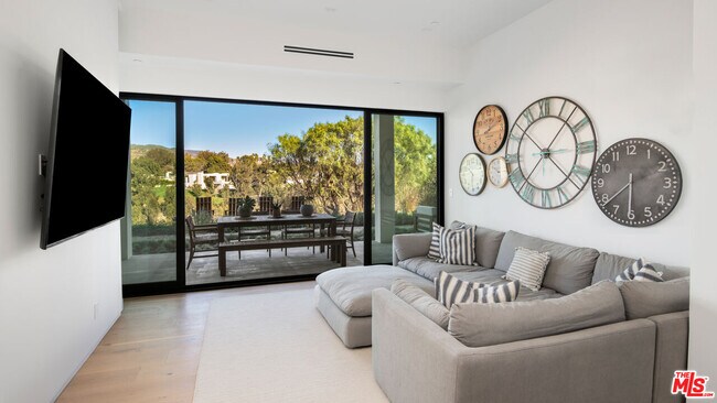 Building Photo - 6656 Dume Dr