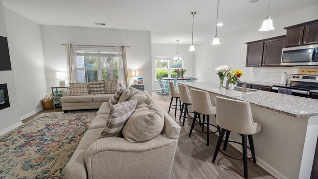 Building Photo - Stylish 3 Bedroom Townhome in The Commons – Richmond Hill Living at Its Finest