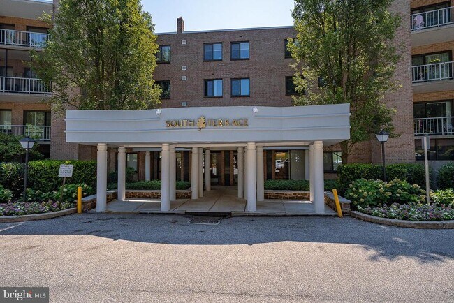 Building Photo - 1637 Oakwood Dr