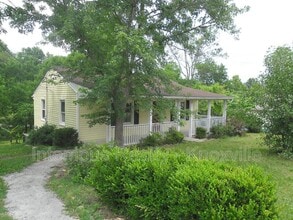 Building Photo - 805 Centeroak Dr