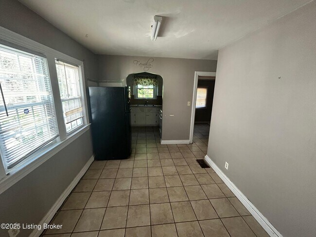 Building Photo - 735 Compton St