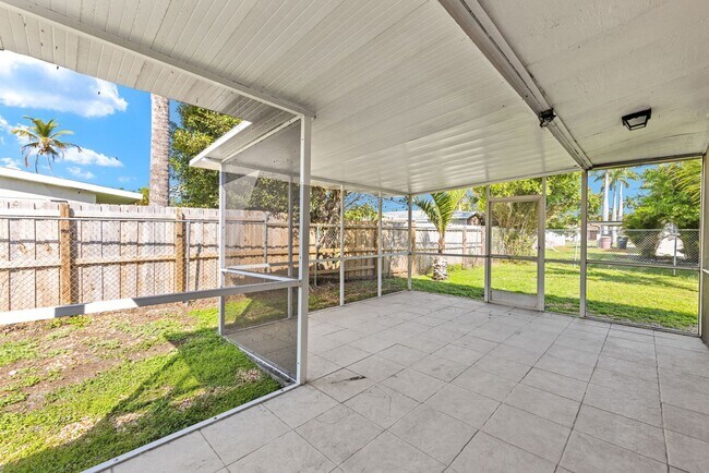 Building Photo - SFH Fort Myers 1561