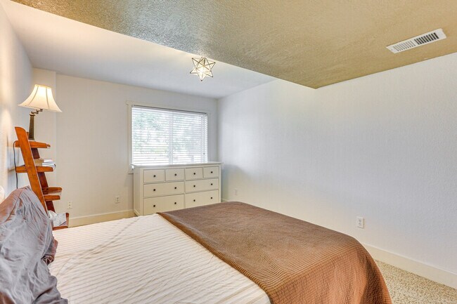 Building Photo - 9492 Sand Hill Pl