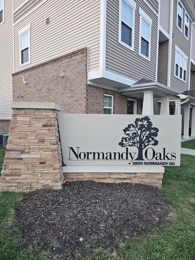 Building Photo - 2500 Normandy Rd