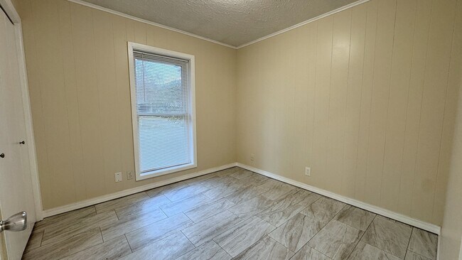 Building Photo - 112 Crestview Dr