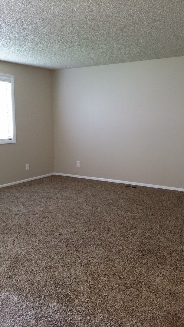 Building Photo - Meridian Manor 3 bedroom/1.5 home with newer carpet and paint!