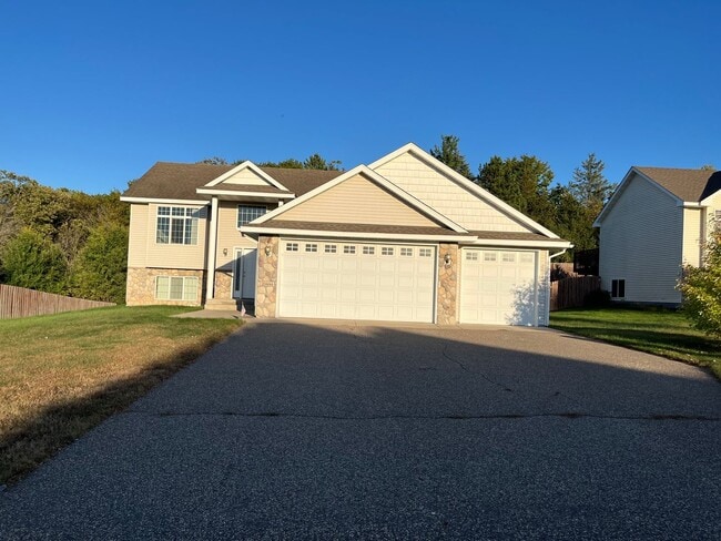 Primary Photo - 5 bed 3 bath house for rent