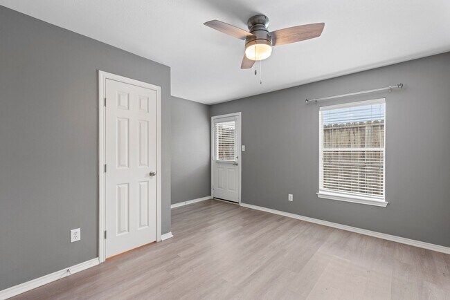 Building Photo - Come see this modern 3-story townhome in t...