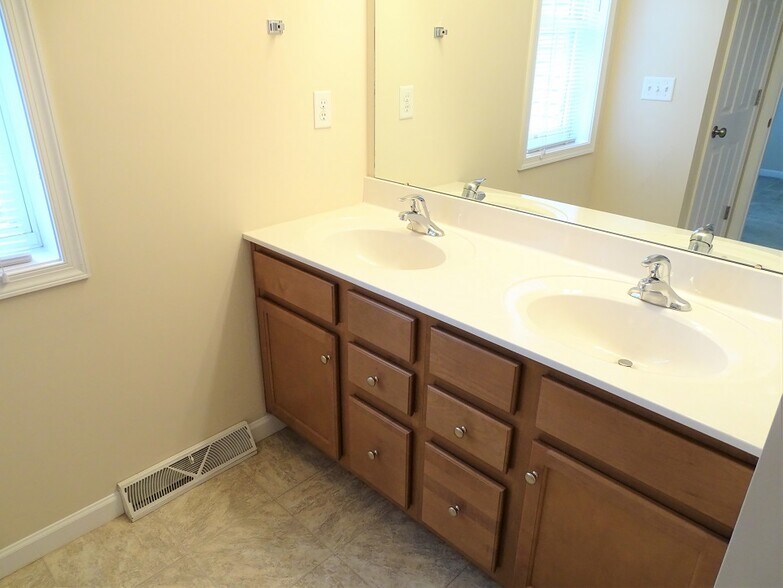 Building Photo - 1296 Overlook Rd