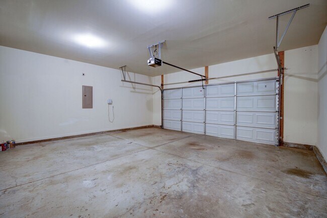 Building Photo - 4 BR/2 BA, 1 Car Garage, Charming Home in ...