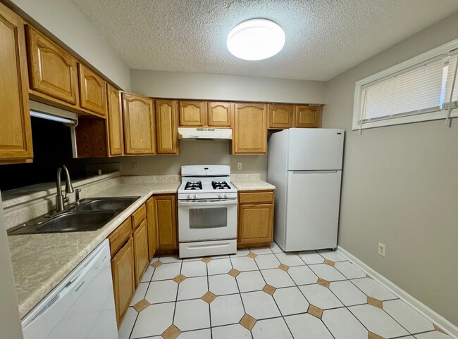 Building Photo - Freshly renovated 3 bedroom condo in Decatur