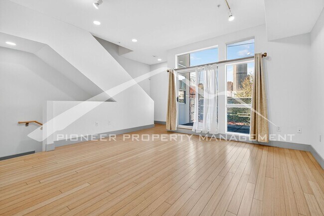 Building Photo - Stunning Condo with City Views and 2 Reser...