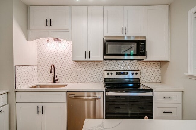 Building Photo - Renovated 4 bed home in Kennesaw w/ Designer Kitchen