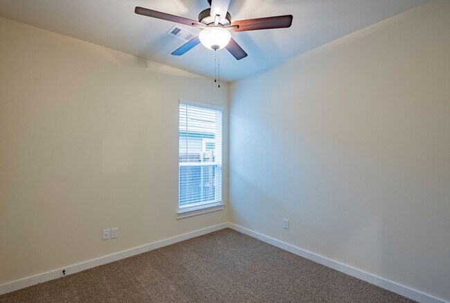 Building Photo - GORGEOUS 3 BEDROOM DUPLEX LOCATED IN MIDLO...