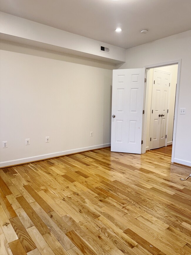 Building Photo - 2242 Ontario Rd NW