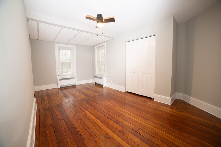 Building Photo - 876 Main St