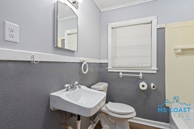 Building Photo - 2050 North Dr