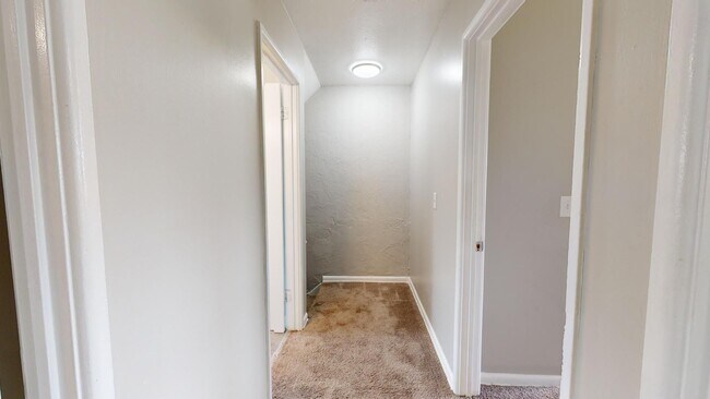 Building Photo - 3 Bedroom/1 bathroom renovated townhouse.