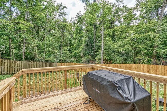 Building Photo - Large 3 bed 2 bath home with fenced backyard