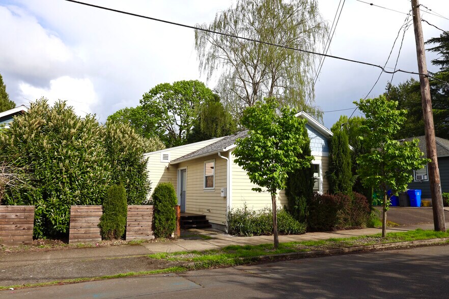 Building Photo - 712 SE 42nd Ave