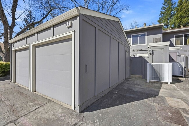 Building Photo - Freshly Renovated Single-Family Townhouse for Rent