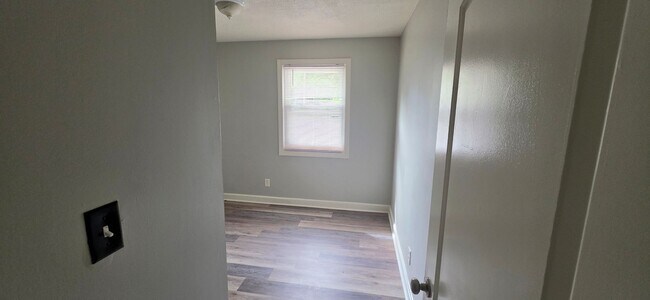 Building Photo - Move in Ready!!