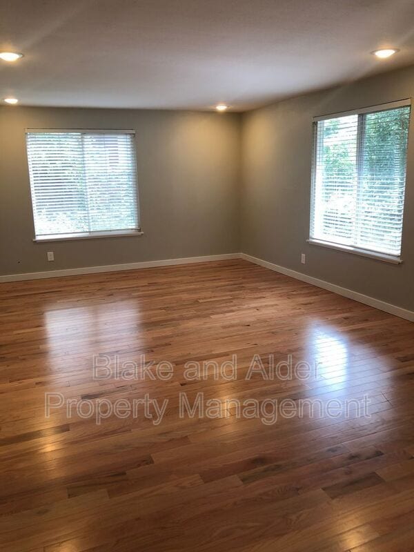 Building Photo - 2410 SE 9th Ct