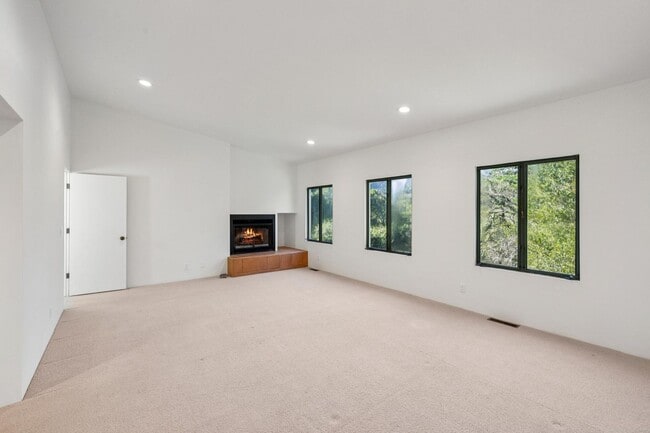 Building Photo - Charming 4BR Home Available in Private Portola Valley Cul de Sac