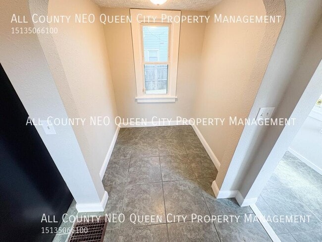 Building Photo - 22 E Siebenthaler Ave