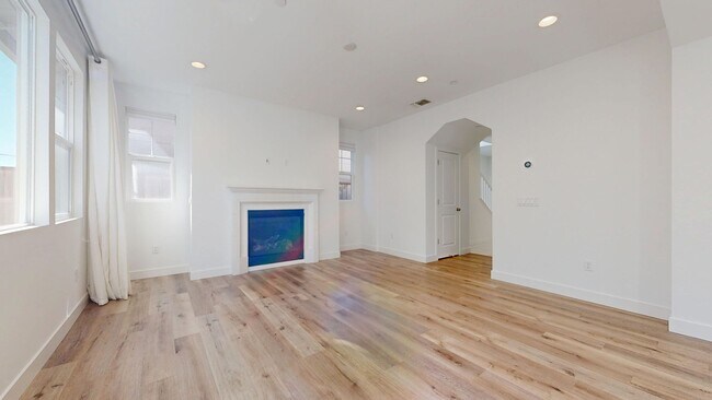 Building Photo - Bright & Beautiful 4 Bedroom 3 Full Bathroom Home!