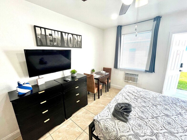 Building Photo - 338 Van Buren St