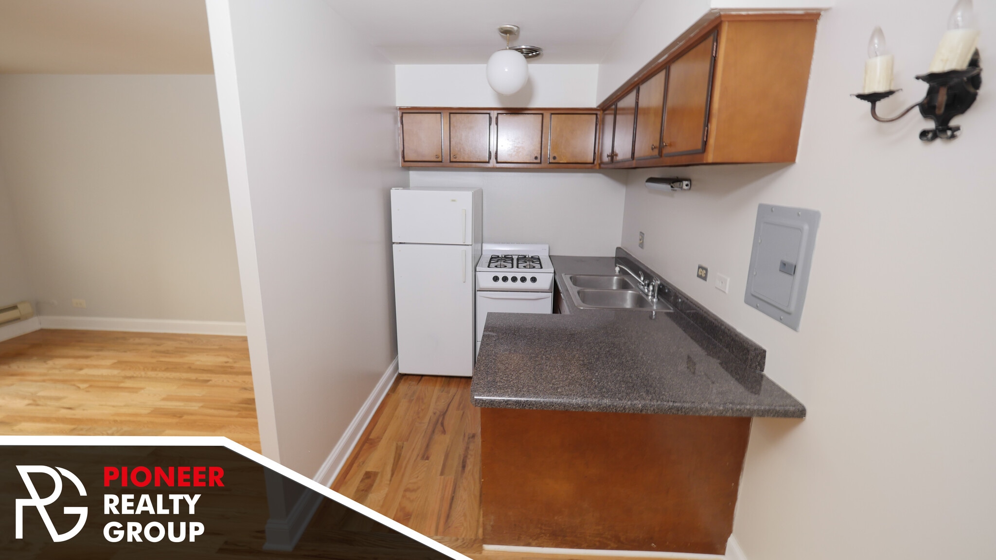 Building Photo - 665 W Wrightwood Ave