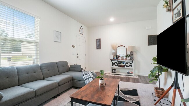 Building Photo - 530 Cessna Dr