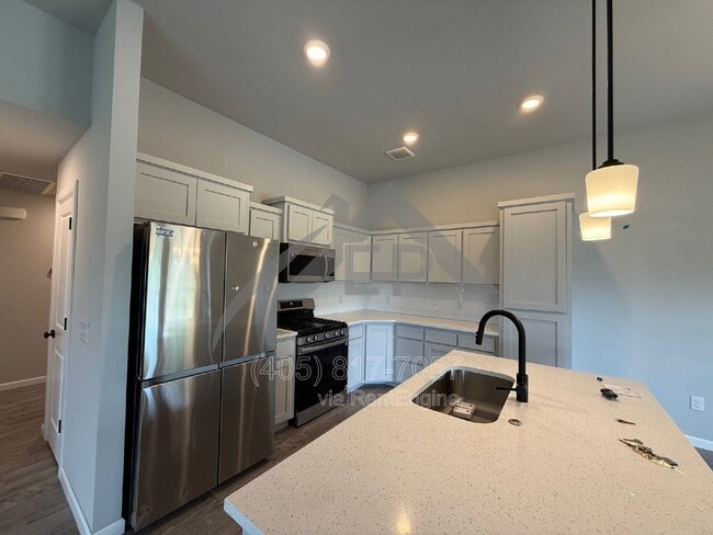 Building Photo - 921 S Appaloosa Ln