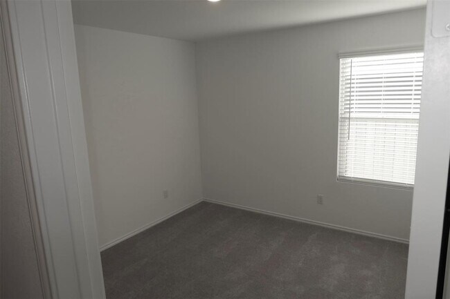 Building Photo - 716 Commander Abbott Dr