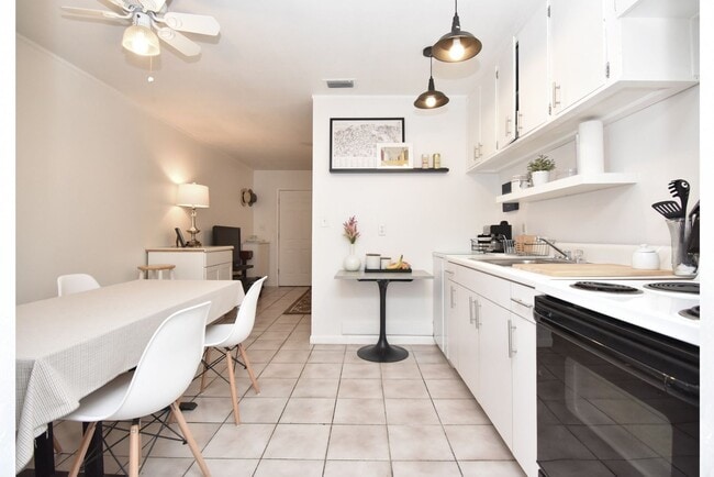 Building Photo - Very nice 2 bedroom 1 bath duplex!