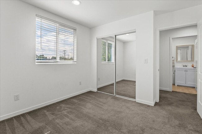 Building Photo - Modern Detached 3 Bedroom House with Private 2 Car Garage and Patio