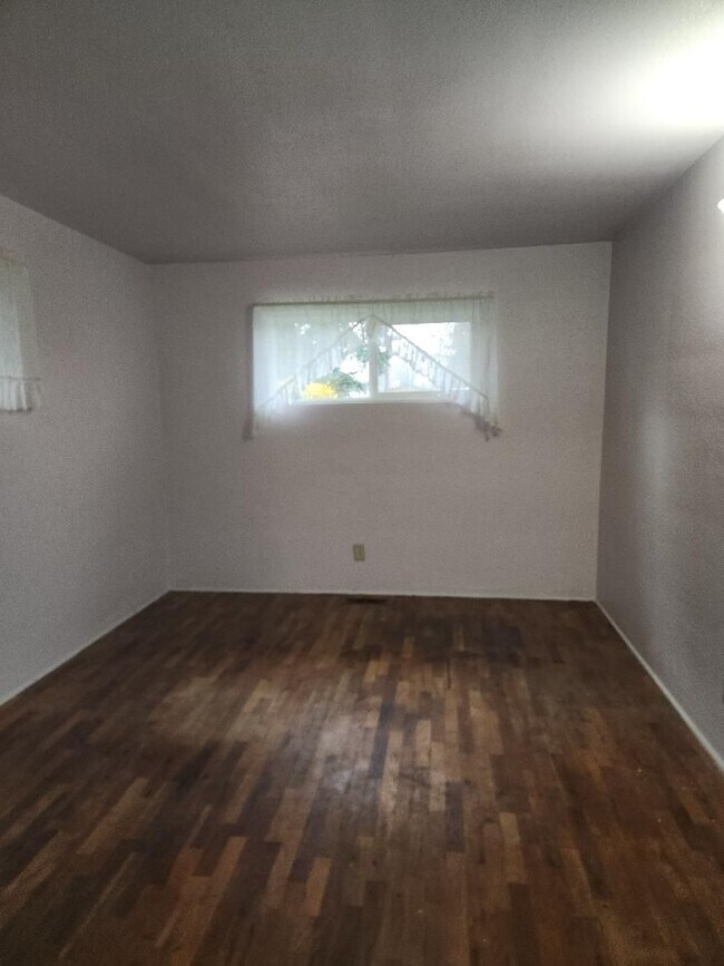 Building Photo - 3 bedroom 1 Bath House on Well