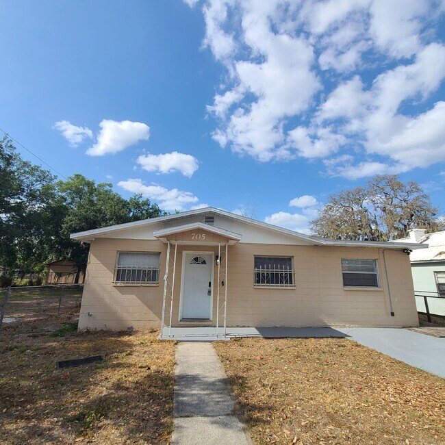 Building Photo - Charming Three Bedroom One Bathroom House ...