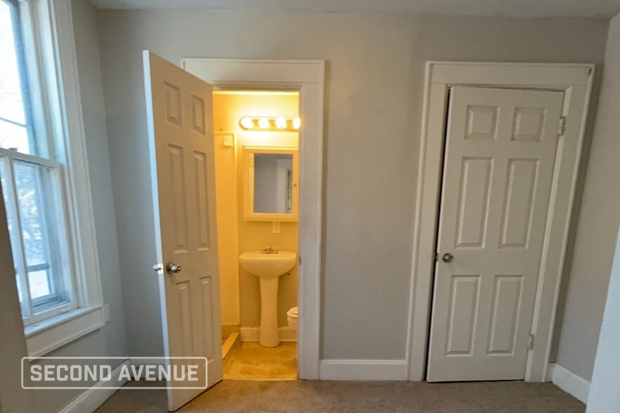 Building Photo - 1115 Oneida Ave