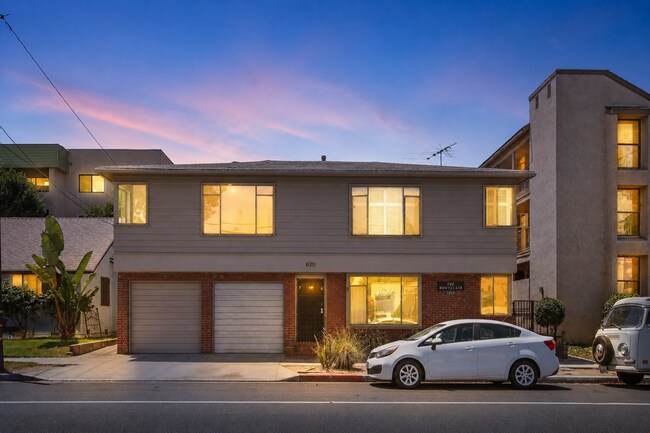 Building Photo - Charming 1 Bedroom Condo Just Blocks from the Beach!