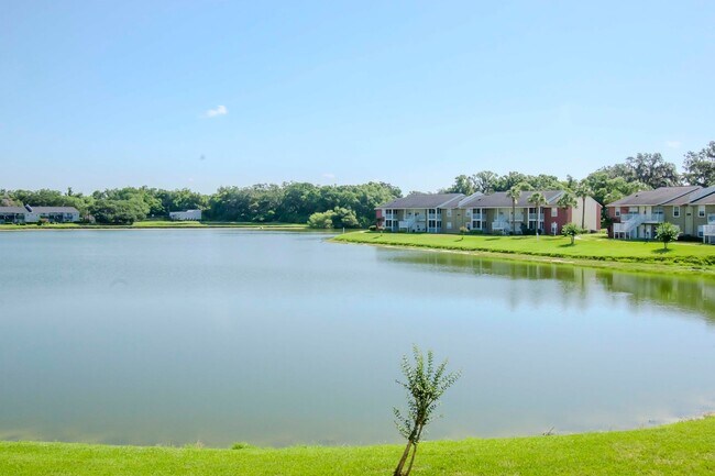 Building Photo - Lake Front 1BR + Den -Move In Special Available