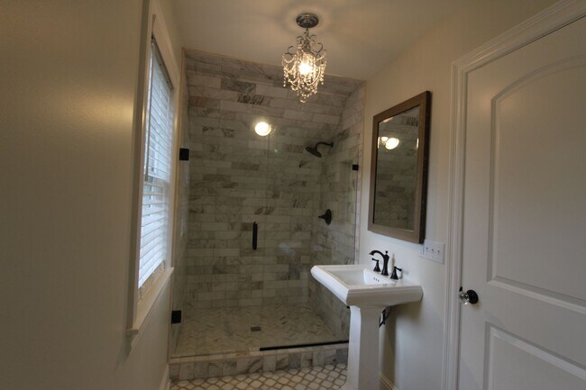 Building Photo - 3 Bedroom 3 Bath House in Beautiful, Quiet Setting