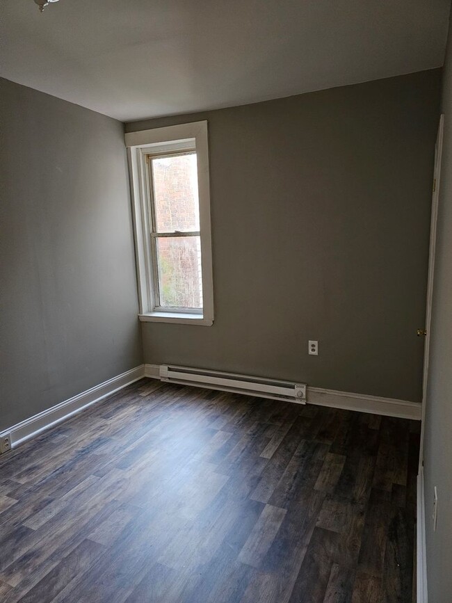 Building Photo - Remodeled Unit - Kingsessing