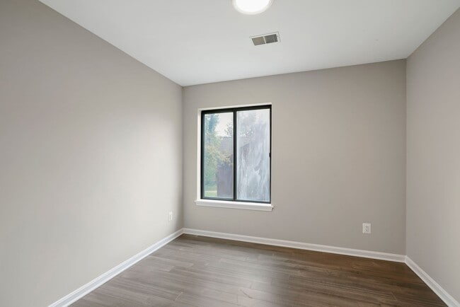 Building Photo - 2815 Lee Oaks Ct