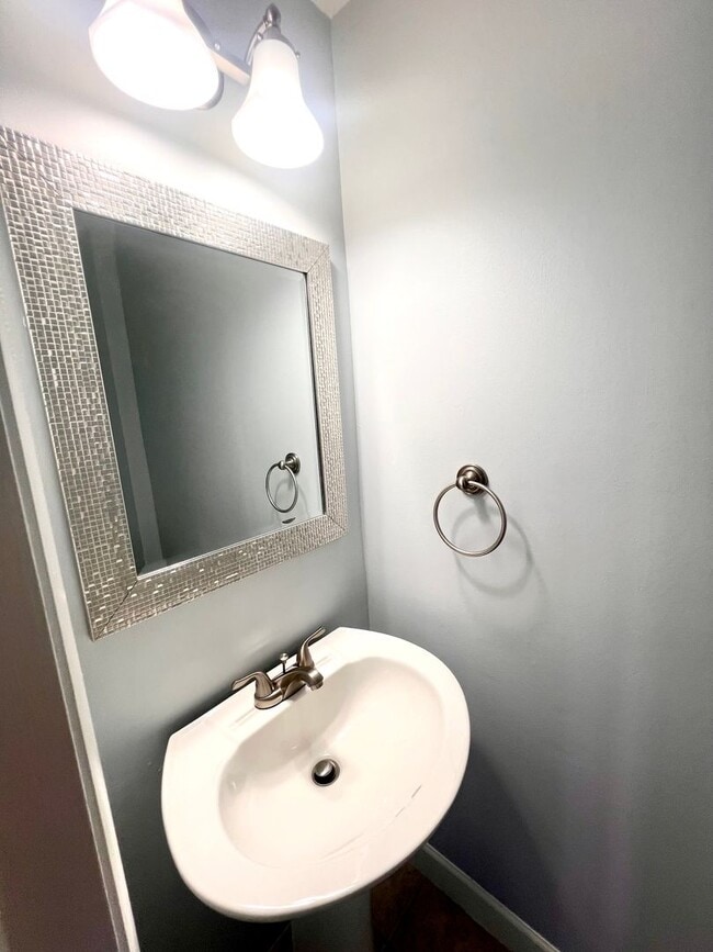 Building Photo - Adorable Townhouse - 2 Bedroom 1.5 Bathroom - Bonnie Brae Drive