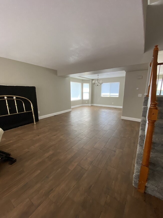 Building Photo - 5 bedroom - Oxbow