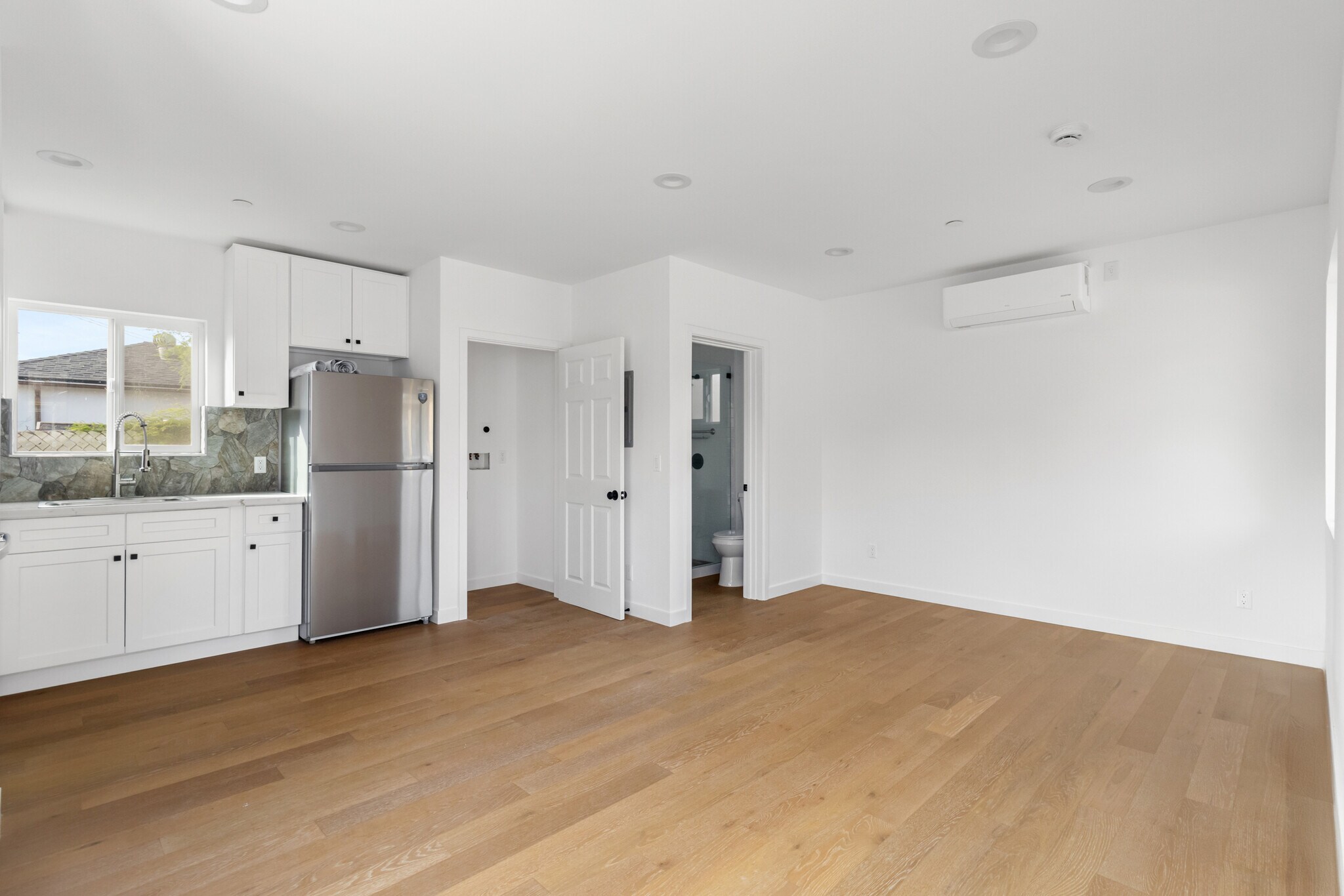 Building Photo - 15838 Chatsworth St