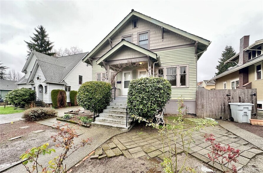 Building Photo - 112 Wells Ave S